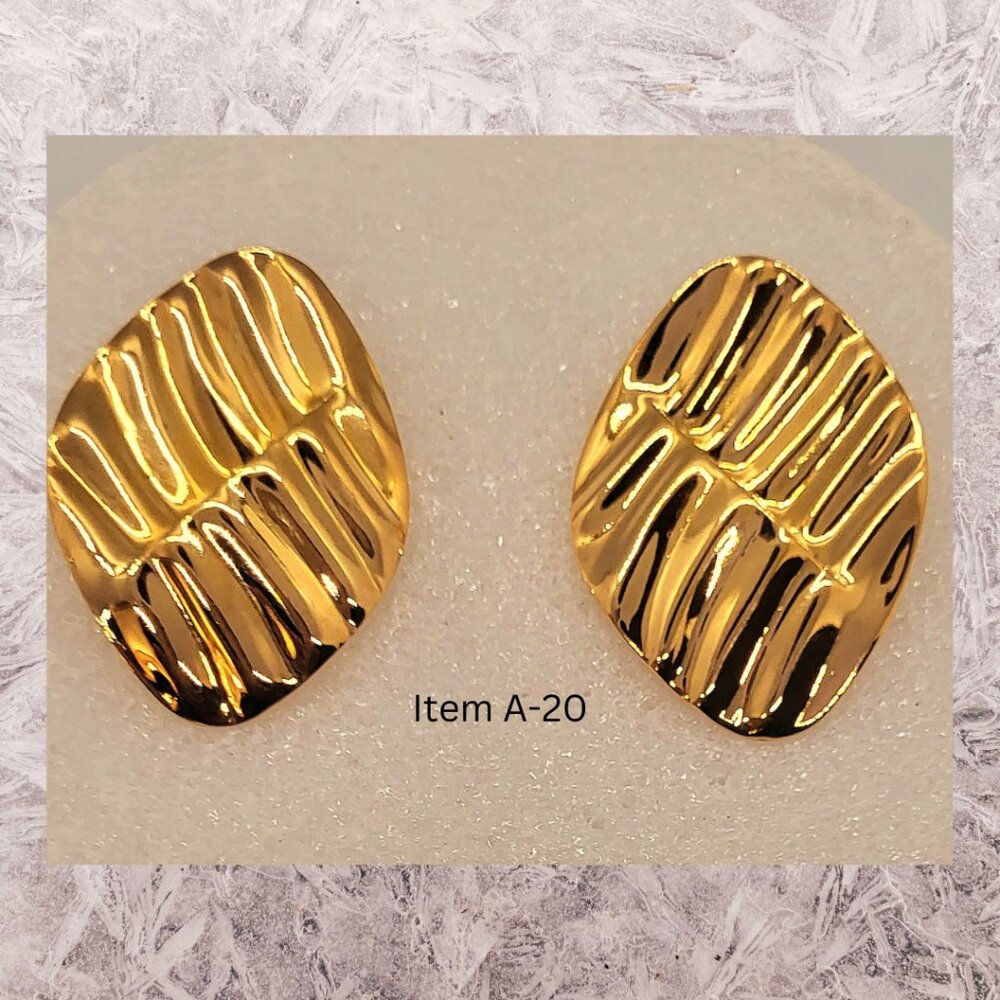 Vintage AVON Gold Tone Pierced Earrings Item A-20